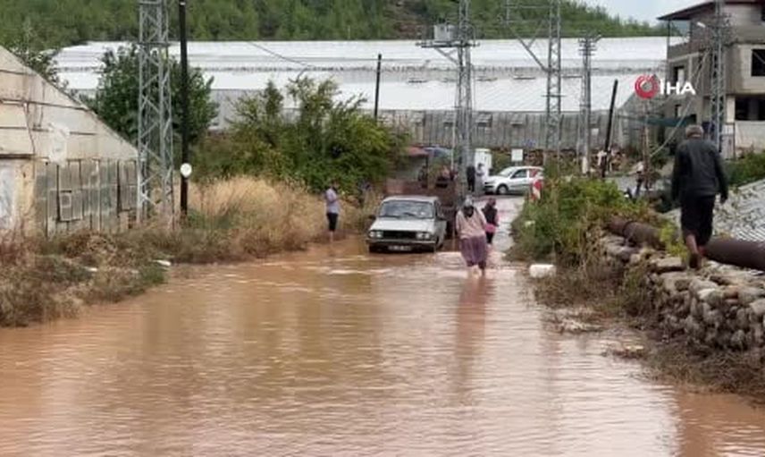 Bozyazı’da sağanak sonrası seralar, tarım alanları ve esnaf zorlu günler geçiriyor