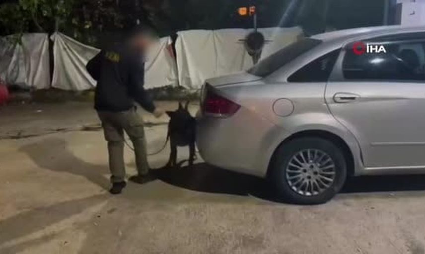 Kocaeli'de kaputa gizlenen uyuşturucu ve cüzdandan çıkan altınlar ele geçirildi