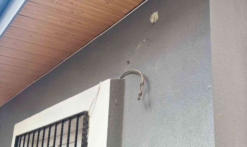 Muhtarlığın kamerası duvardan sökülüp boş bahçeye atıldı