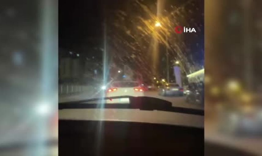 Karabük'te trafikte riskli gösteri: otomobilin tavanı ve camından sarkan kadınlar kamerada