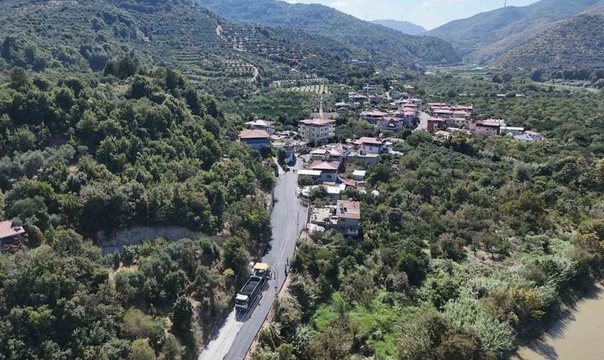 Defne'de 11 kilometrelik grup yolunda kapsamlı asfalt çalışması başladı