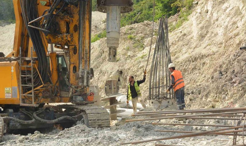 heyelanla kapanan Ünye-Akkuş-Niksar yolunda fore kazık çalışmaları hız kazandı