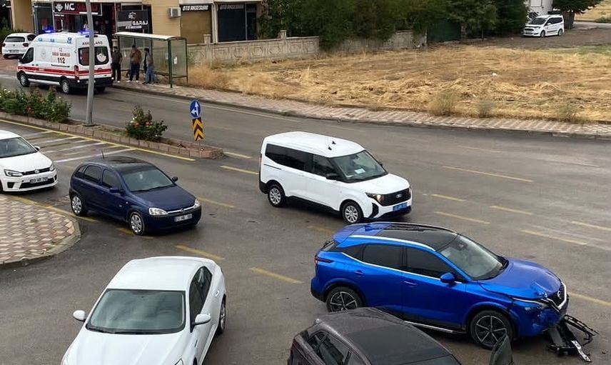 Elazığ'da Ataşehir Bulvarı'nda iki otomobil çarpıştı: 1 kişi yaralandı