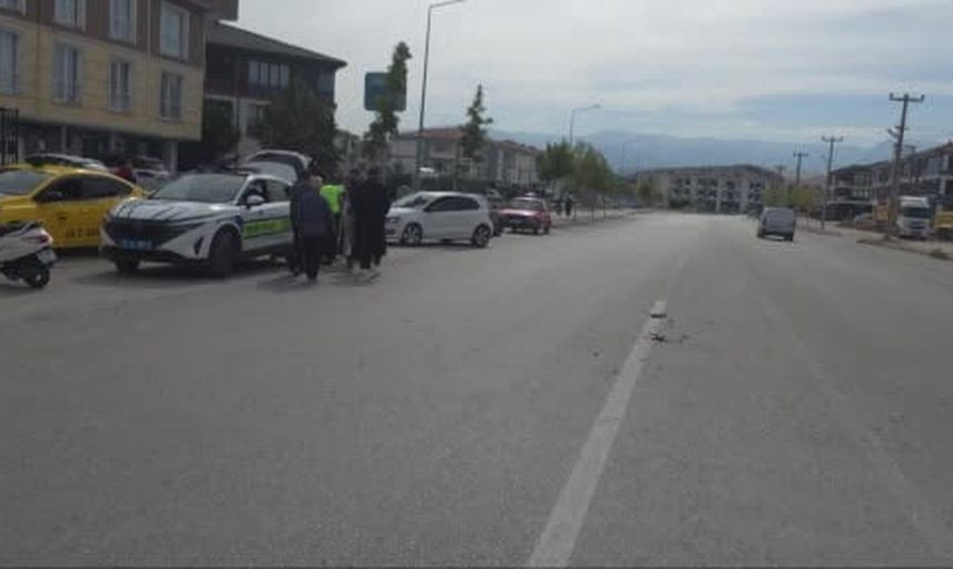 İnegöl'de dönüş manevrası kazaya dönüştü: 2 yaralı