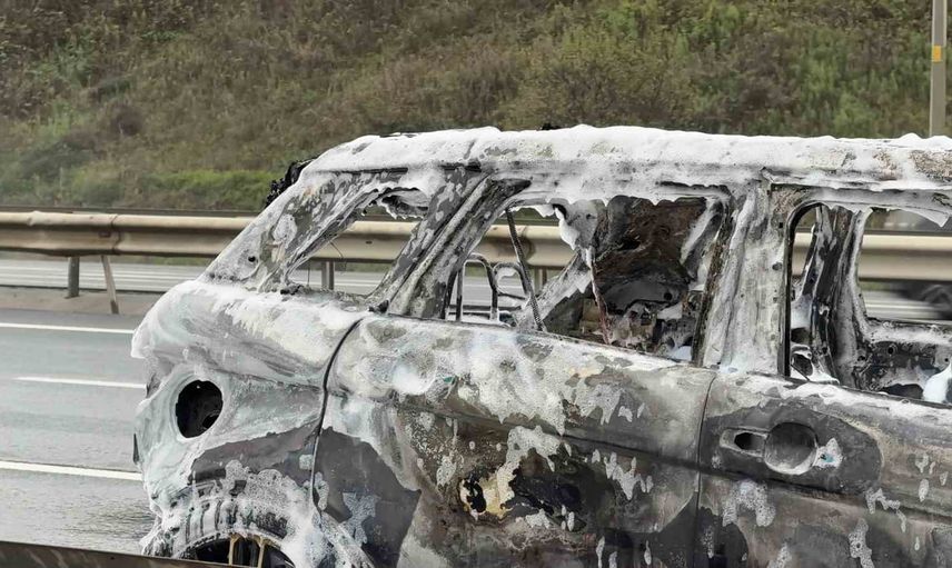 Havalimanı yolunda motor alevleri lüks otomobili hurdaya çevirdi