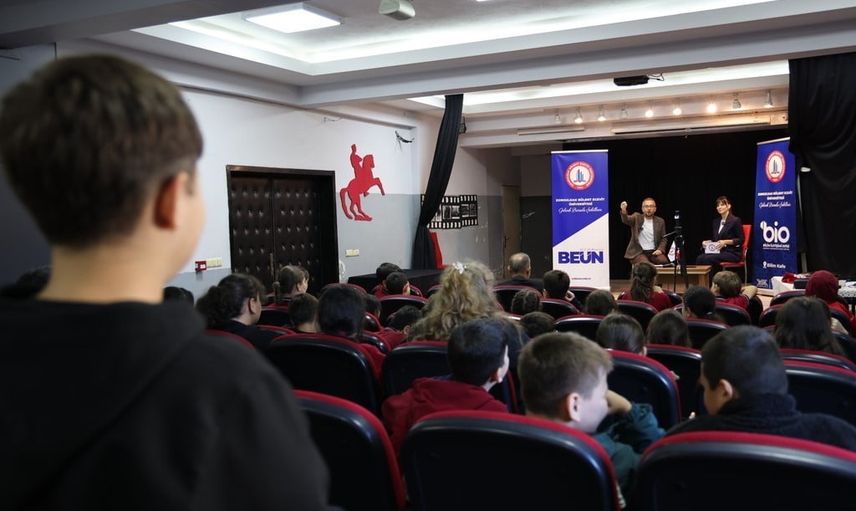Ortaokul öğrencileri şiddete hayır diyerek dijital tehditlere ve dışlamaya dikkat çekti