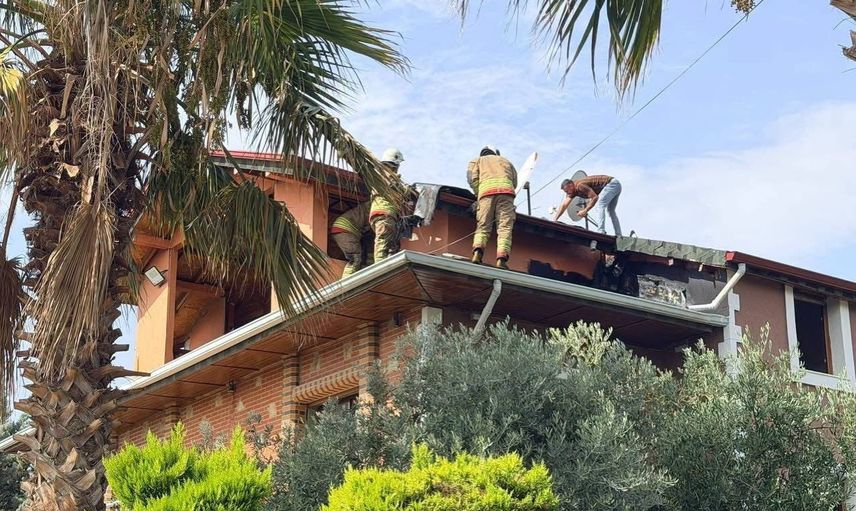 Antakya'da çatı yangını itfaiyenin hızlı müdahalesiyle kontrol altına alındı