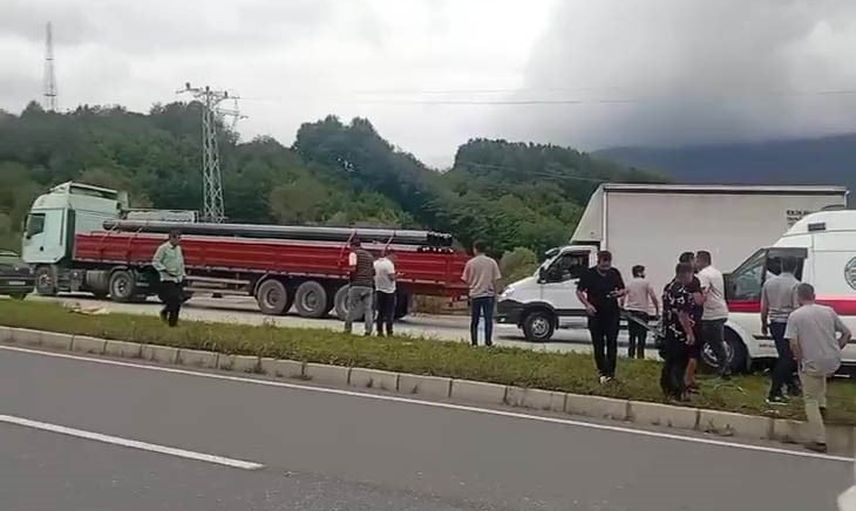 Kurtköy mevkiinde hasta nakli ambulansı tıra arkadan çarptı, sürücü yaralandı