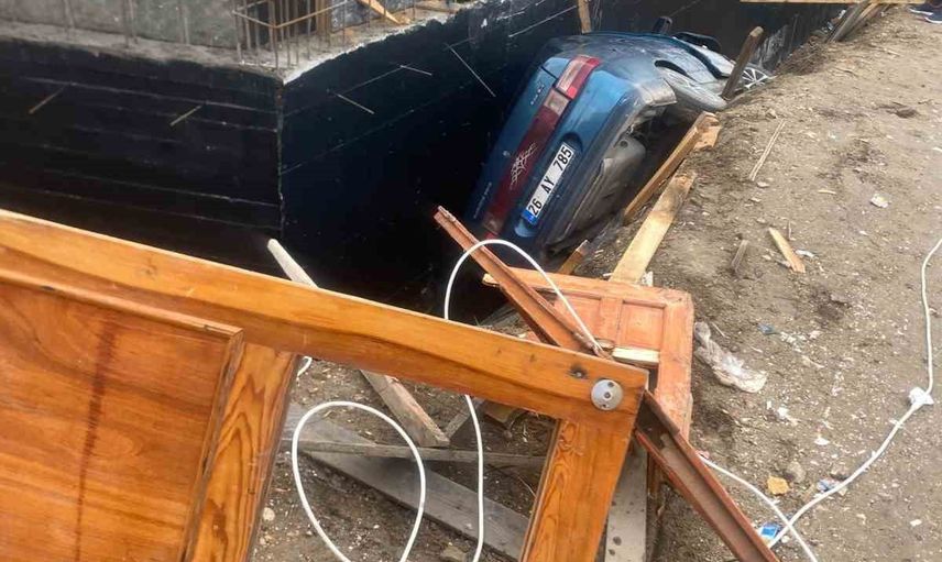 Eskişehir'de yağış nedeniyle savrulan otomobil inşaat temelinde sıkıştı