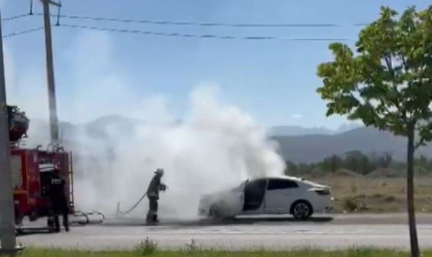 Bakım için yola çıkan otomobil motor yangınıyla kullanılamaz hale geldi
