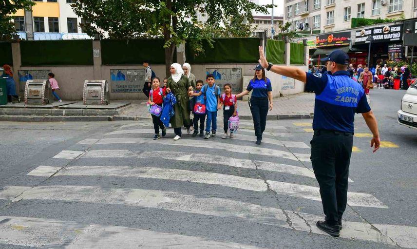 Esenyurt'ta okullar açılınca zabıta seferber oldu: öncelik öğrencilerde