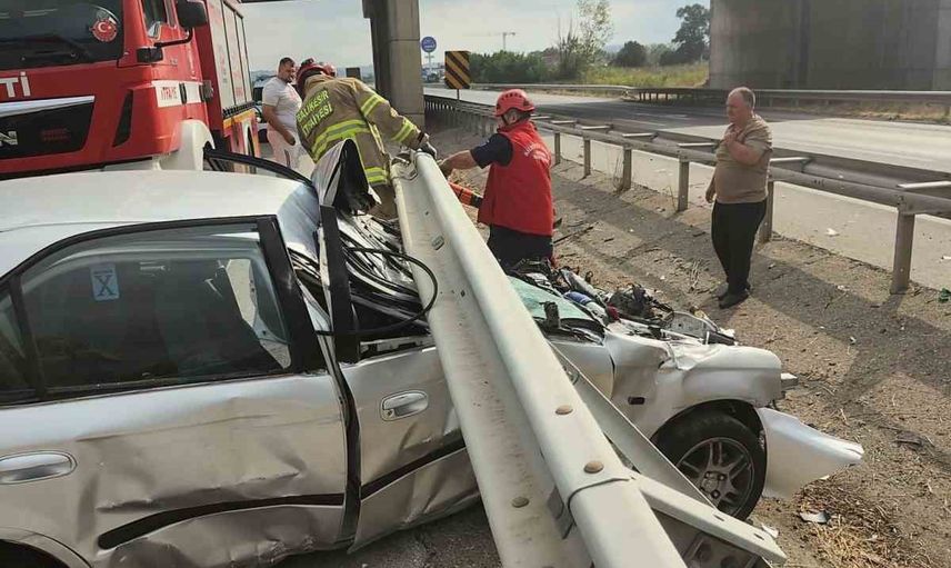 Susurluk'ta bariyerlere saplanan otomobil itfaiye tarafından kurtarıldı