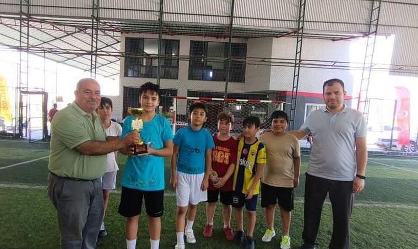 Erdemli'de yaz Kur’an kursu öğrencileri sahada kardeşlik örneği sergiledi