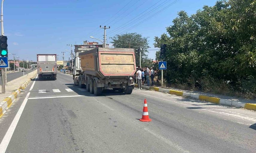 Keşan’da kırmızı ışıkta duran tırın çarptığı yaya hastaneye kaldırıldı