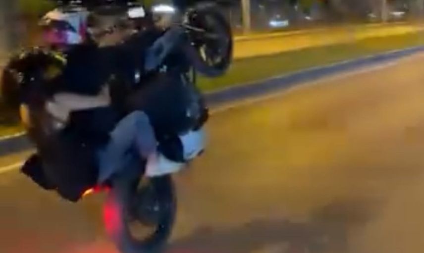 Çevre yolunda teker kaldıran sürücünün tehlikeli yolculuğu kamerada