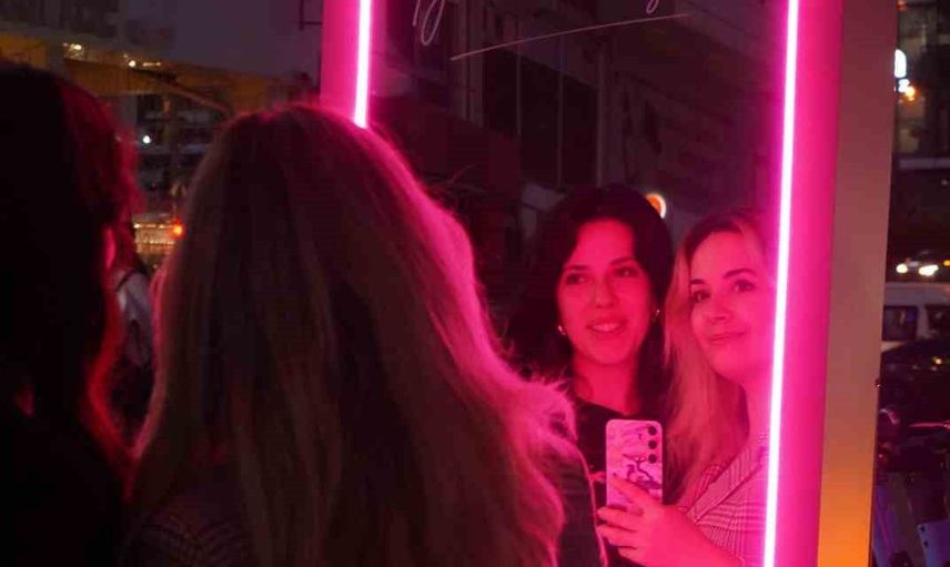 Bursa sokaklarında pembe ışıklarla erken teşhise dikkat çeken UEDAŞ projesi