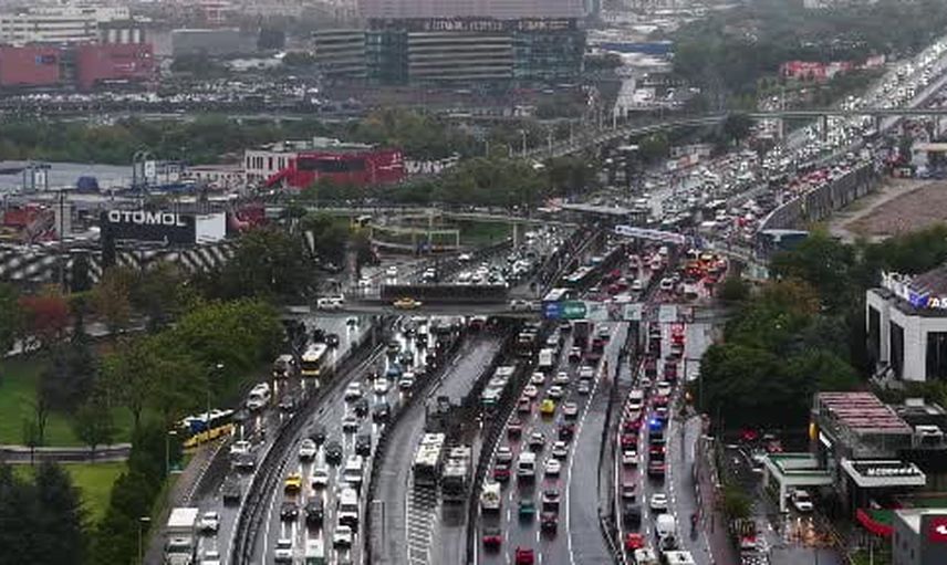 Yağmur ve iş çıkışı birleşince İstanbul trafiği yüzde 85'e ulaştı