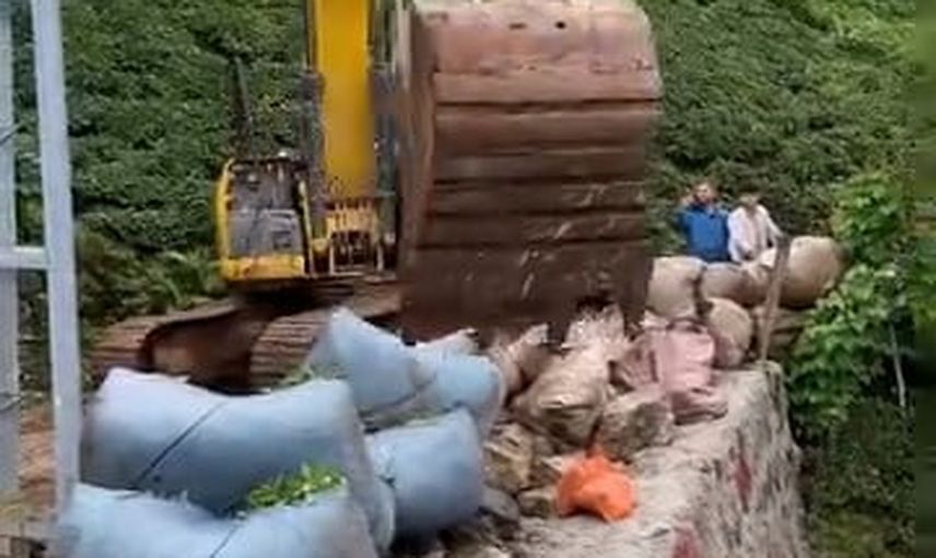 İş makinesiyle sarp yamaçta çay taşıma operasyonu Rize'de