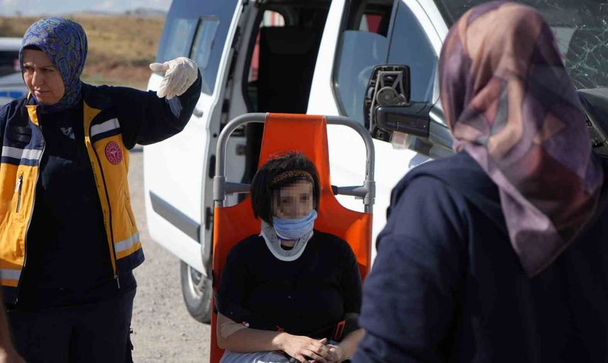 Kırıkkale'de minibüs ve otomobilin çarpışmasında 6 kişi yaralandı