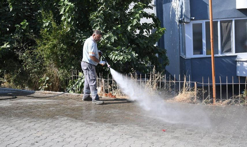 Kuşadası'nda kesintisiz temizlik seferberliği: mahallelerde yıkama ve süpürme