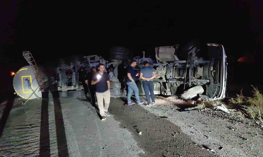 Mudurnu'da gece trafiğini durduran kaza: soda yüklü tır vinçlerle kurtarıldı