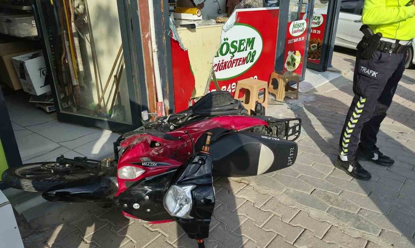 Karapınar Caddesi'nde direksiyon hakimiyeti kaybı: çocuğa çarpan motosiklet işletmeye daldı