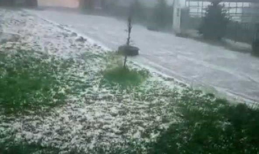 Akyaka'da aniden bastıran dolu yaşamı kısa sürede beyaza çevirdi