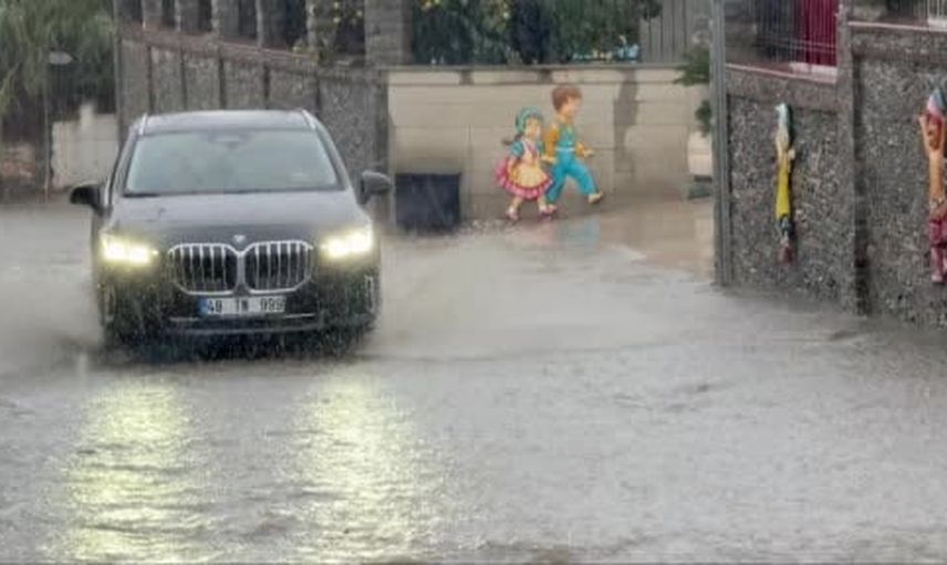 Bodrum’da aniden bastıran sağanak yolları göle çevirdi, ekipler müdahale etti