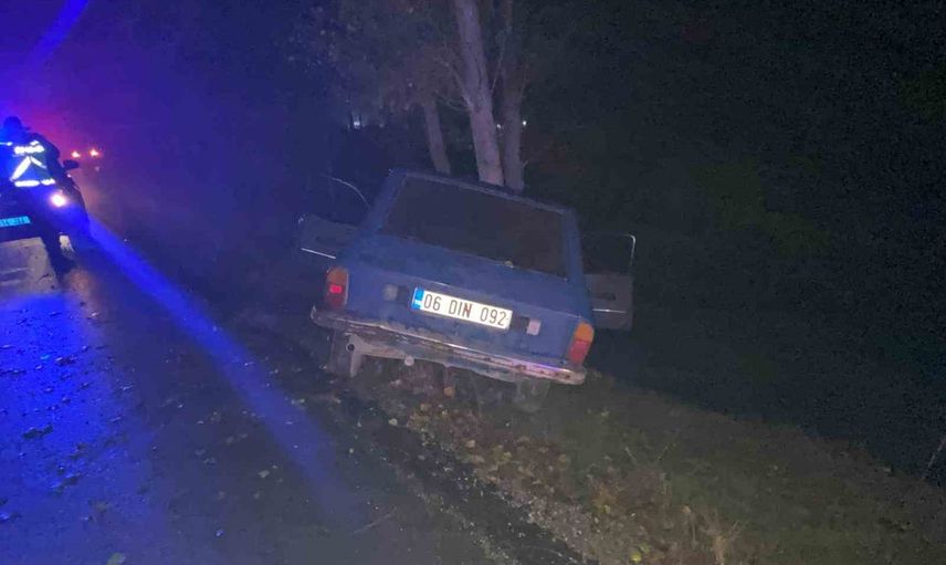 Mudurnu'da direksiyon hakimiyetini kaybeden otomobil ağaca çarptı: 1'i ağır 2 yaralı