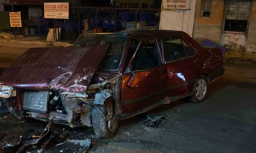 Eskişehir'de gece çarpışma: iki otomobilde maddi hasar