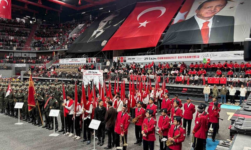 Cumhuriyetin 103. yılı Gaziantep'te salon töreniyle kutlandı