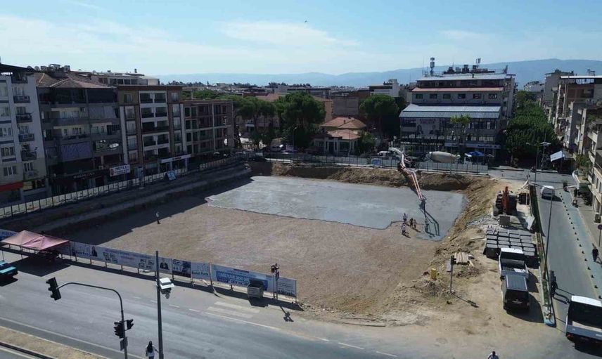 İncirliova’da yeni meydan için zemin betonu seriliyor