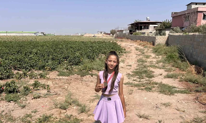 Kumlu'nun toprak yollarında bir hayal: 11 yaşındaki Süreyya hızını arıyor
