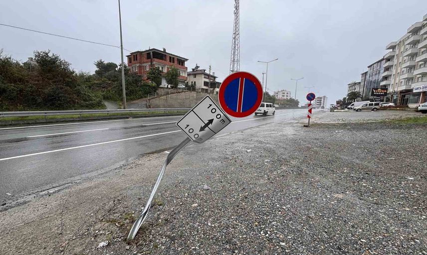 Yanbolu'da levhaya çarpan 17 yaşındaki motosiklet sürücüsü hastaneye kaldırıldı