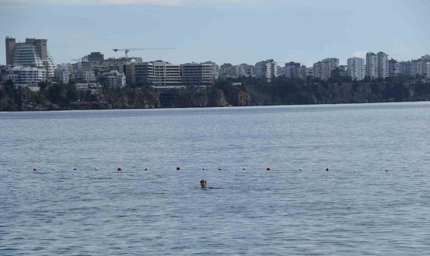 Sağanaktan sonra güneşle canlanan Antalya sahilleri