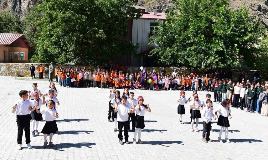 Çatak’ta coşkuyla gerçekleştirilen ilköğretim haftası programı