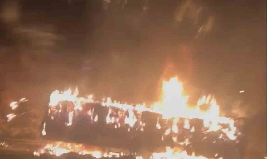 Gece yarısı Kuzey Marmara Otoyolu'nda saman balyaları dorsede tutuştu