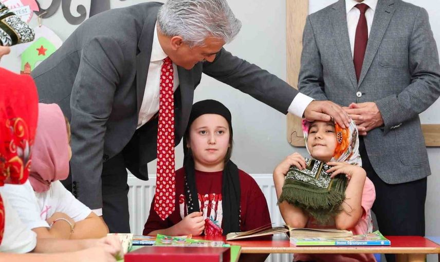 Vali Makas Kültür Mahallesi'nde gençlerin yaz eğitimini yerinde dinledi
