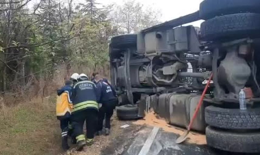 Kepek yüklü tır Muratlı'da devrildi, yol ulaşıma kapandı