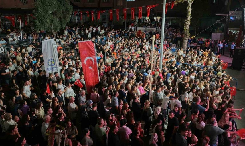 Buharkent’te 104. yıl coşkusu Tuğba Yurt sahne aldı