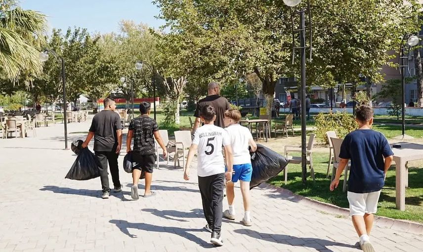 Küçük eller büyük söz: Germencik'te çocuklar parkı birlikte temizledi