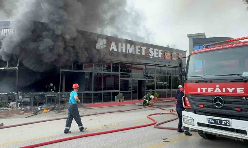 Serdivan'da restoranda alevler yükseldi, ekipler müdahale ediyor