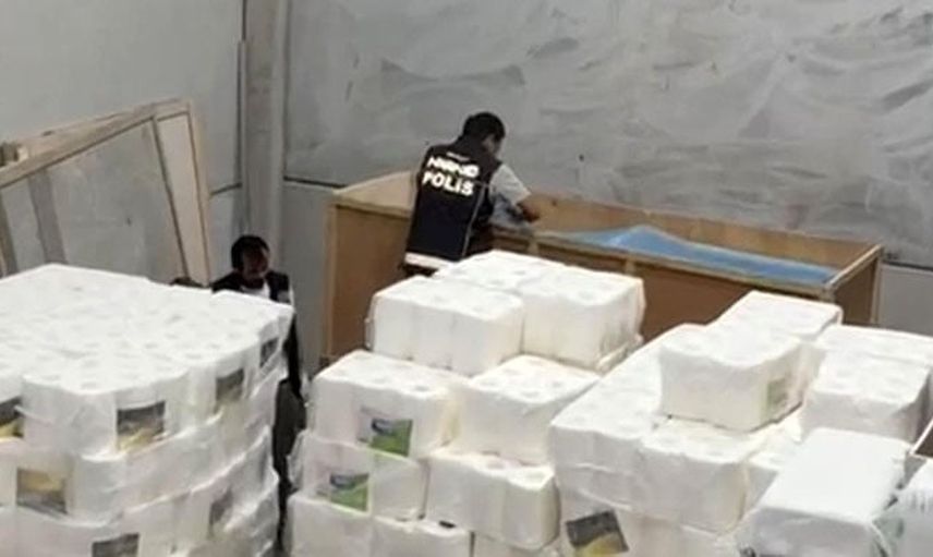 Mersin'de plastik ambalaj deposunda imalathane düzenekleriyle 298 bin 182 sentetik ecza hapı bulundu