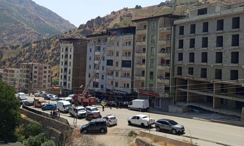 Şemdinli'de bir kez daha çatıda: 'İntiharkolik' 242'nci girişiminde ikna edildi