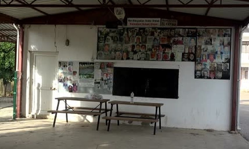 Duvara asılan fotoğraflar köyün hafızasını ayakta tutuyor