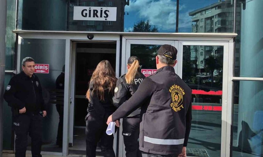 Evinde misafir ağırlayan kişi mutfakta bıçaklanarak öldü, şüpheli kadın adliyeye sevk edildi