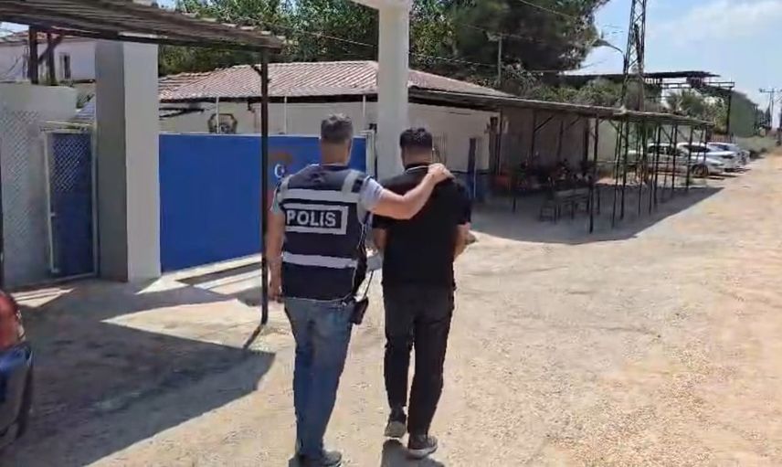Hatay polisi Reyhanlı'da konut ihlali suçundan 4 yıl 2 ay kesinleşmiş cezası olan kişiyi tutukladı