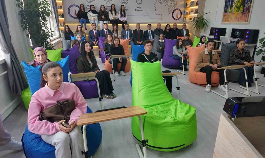 Gediz'de yapay zeka laboratuvarı ile üretime odaklı eğitim başladı