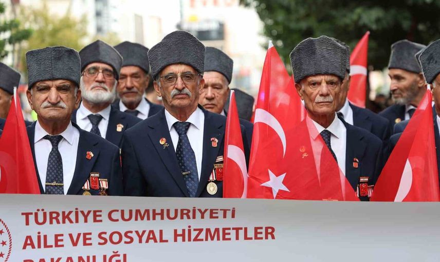 Gazilerle omuz omuza: Elazığ'da kardeşlik yürüyüşü