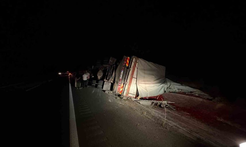 Tosya'da devrilen kamyon yolda güvenlik önlemleri aldırdı, sürücü sağ kurtuldu